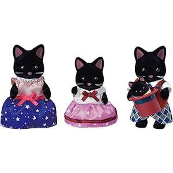 Setul de Figurine Sylvanian Families - Familia Pisicutelor Negre este format din cele patru personaje tatal James Midnight mama Allison Midnight fiica Chantelle Midnight si fratele ei Reggie MidnightJames inca din copilarie era fascinat de magie iar acum a devenit cel mai bun magician din Sylvanian Village El ii distreaza pe copiii care viziteaza 