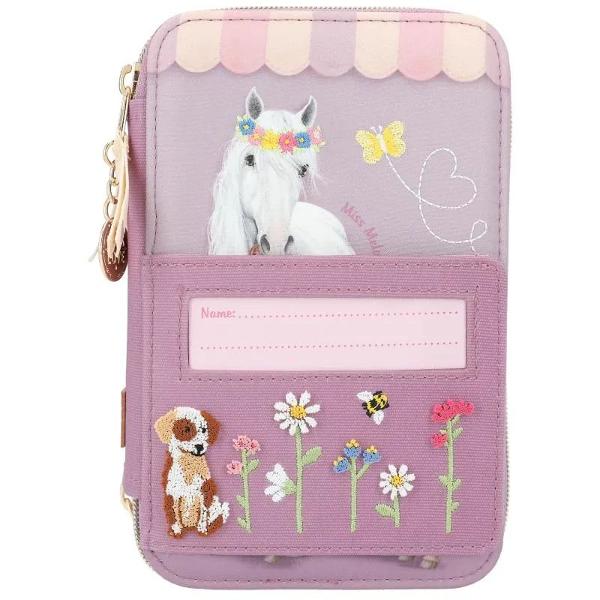 Penarul Miss Melody are un design superb Cu un buzunar transparent pentru cartea de vizit&259; &537;i broderie grozav&259; în fa&539;&259; In plus pandantivul cu moned&259; de pe fermoarCele trei compartimente separate ale cutiei de creioane sunt complet umplute cu 18 carioci si 18 creioane colorate 2 creioane radier&259; ascu&539;itoare rigl&259; foarfece lipici &537;i o hus&259; mic&259; cu fixare VelcroMaterial 100 bumbac cu acoperire PVC 