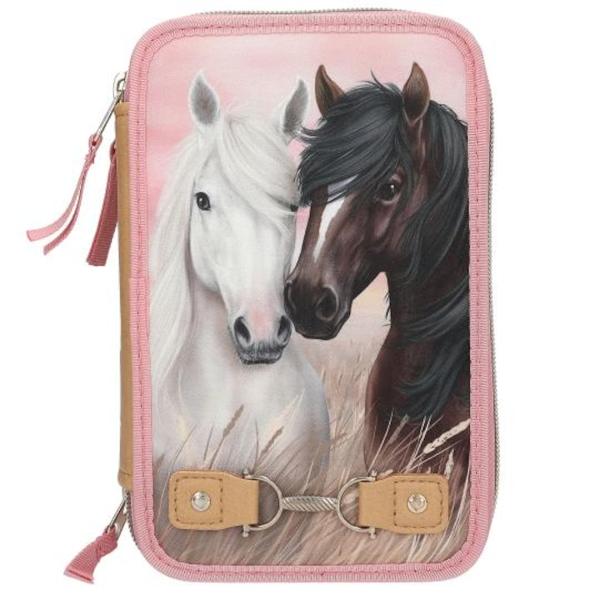 Pentru fanii cailor partea din fata a acestui penar de la Miss Melody are un design ponytastic cu doua capete de cai si o inchidere decorativa aurie care aminteste de un capastru Cu piele artificiala maro pe lateral si un pandantiv impletit atarnat de glisorul cu fermoarCele trei compartimente separate sunt umplute cu 18 creioane colorate si 18 carioci 2 creioane un ascutitor de creioane o guma de sters o rigla un betisor de lipici foarfece si o husa mica cu inchidere cu 