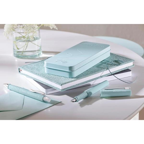 Set cadou stilou B si pix XB Grip POLY bleu FABER-CASTELL negru elegant care nu numai ca impresioneaza prin designul sau atractiv dar convinge si prin durabilitate Design elegant durabil - piese din plastic reciclat Varf penita tip B care permite sa scrieti lin si precis Material penita si clip otel inoxidabil Grip placut la atingere cu textura anti-alunecare ce confera o experienta confortabila de scris Pix cu rezerva de mare capacitate XB cu mina de culoare 