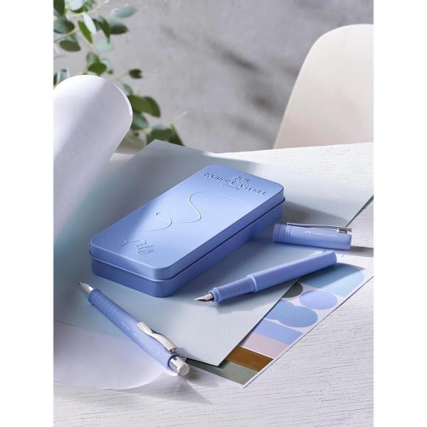 Set cadou stilou B si pix XB Grip POLY lila FABER-CASTELL negru elegant care nu numai ca impresioneaza prin designul sau atractiv dar convinge si prin durabilitate Design elegant durabil - piese din plastic reciclat Varf penita tip B care permite sa scrieti lin si precis Material penita si clip otel inoxidabil Grip placut la atingere cu textura anti-alunecare ce confera o experienta confortabila de scris Pix cu rezerva de mare capacitate XB cu mina de culoare 