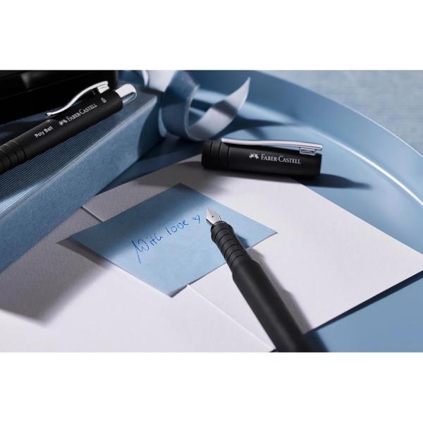 Set cadou stilou B si pix XB Grip POLY negru FABER-CASTELL negru elegant care nu numai ca impresioneaza prin designul sau atractiv dar convinge si prin durabilitate Design elegant durabil - piese din plastic reciclat Varf penita tip B care permite sa scrieti lin si precis Material penita si clip otel inoxidabil Grip placut la atingere cu textura anti-alunecare ce confera o experienta confortabila de scris Pix cu rezerva de mare capacitate XB cu mina de culoare 