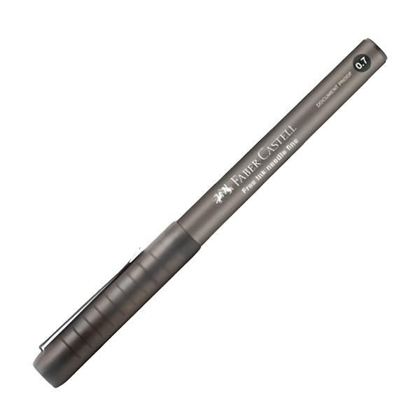 Roller Faber-Castell FREE INK NEEDLE, 0.7 mm, negru 348299 Rollerul Free Ink este o combinatie intre pix si stilou cu flux continuu de cerneala si culori puternice Varful este conic din metal si capabil sa sustina greutati extreme permitand de exemplu scrierea cu presiune pentru indigo In acelasi timp fluxul uniform de cerneala garanteaza o scriere agreabila confortabila Fereastra pentru vizualizarea nivelului de cerneala In majoritatea sistemelor de alimentare directa este posibila vizualizarea nivelului de cerneala printr-o fereastra