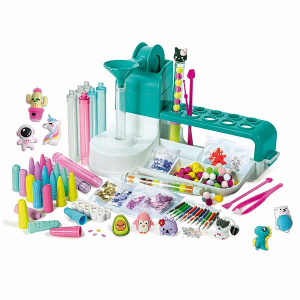 Acest set creativ ofera o modalitate distractiva de a-ti petrece timpul creand o multime de pixuri colorate si decorate Acesta permite copiilor sa isi creeze si sa isi personalizeze propriile stilouri cu o varietate de accesorii si decoratiuni O statie de lucru la indemana si un set bogat de instrumente sprijina activitatile de joaca avand rezultate uimitoare Acest studio de creatie nu numai ca incurajeaza creativitatea ci si dezvolta abilitatile practice si cognitive ale copiilor 