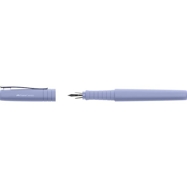 Stilou Poly Pen M Faber-Castell in culoarea lila iris  care nu numai ca impresioneaza prin designul sau atractiv dar convinge si prin durabilitatea si functionalitatea sa Acest stilou va ofera o experienta de scris incomparabila si este alegerea perfecta pentru oricine apreciaza calitatea si stilul Design elegant durabil - piese din plastic reciclat Varf tip M care permite sa scrieti lin si precis Material penita si clip otel inoxidabil Grip placut la atingere cu textura 