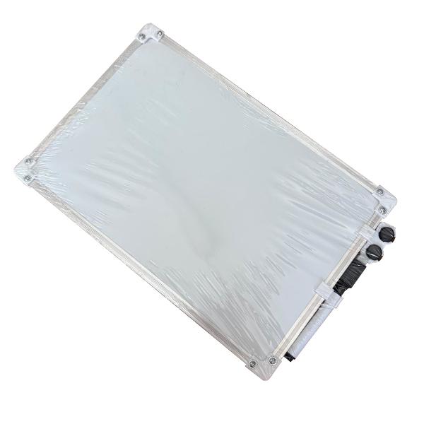 Ideal&259; pentru birou &537;coal&259; sau acas&259; aceast&259; t&259;bli&539;&259; whiteboard îmbin&259; func&539;ionalitatea cu un design modern Suprafa&539;a alb&259; neted&259; &537;i magnetic&259; permite atât scrierea cu markerul inclus Rama din aluminiu confer&259; un aspect elegant &537;i durabilitate sporit&259; iar col&539;urile din plastic asigur&259; siguran&539;&259; în utilizare U&537;or de 