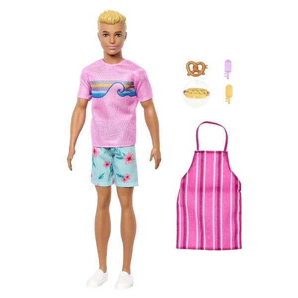 Imaginatia poate da nastere la tot felul de povesti cu papusa Ken inspirata de serialul Barbie Mysteries Detectivi pe plaja Aceasta papusa la moda da viata personajului purtand tricoul sau roz grafic si pantaloni scurti casual cu imprimeu floral Tenisii albi ii completeaza tinuta iar accesoriile adauga distractie povestilor Copiii il pot imbraca pe Ken in sortul cu dungi inclus si il pot ajuta sa serveasca gustari clasice de promenada cu un covrig un hotdog si doua piese de joaca cu delicii 