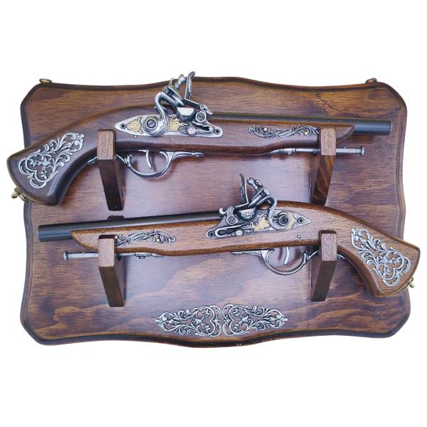 Display din lemn cu 2 pistoale decorativePanoplie decorativ&259; elegant&259; alc&259;tuit&259; dintr-un suport din lemn ornat cu un cap de cal sculptat &537;i dou&259; replici de pistoale istorice Pistoalele sunt realizate din lemn &537;i metal brunat având detalii ornamentale inspirate din epoc&259;p data-start474 