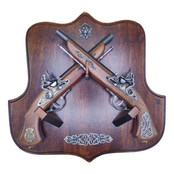 Display din lemn cu 2 pistoale decorativePanoplie decorativ&259; elegant&259; alc&259;tuit&259; dintr-un suport din lemn ornat cu un cap de cal sculptat &537;i dou&259; replici de pistoale istorice Pistoalele sunt realizate din lemn &537;i metal brunat având detalii ornamentale inspirate din epoc&259;p data-start474 