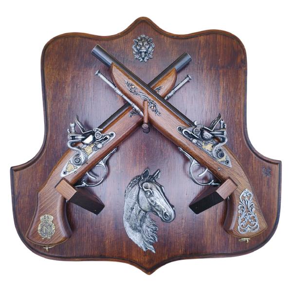 Display din lemn cu cap de cal &537;i 2 pistoale decorativePanoplie decorativ&259; elegant&259; alc&259;tuit&259; dintr-un suport din lemn ornat cu un cap de cal sculptat &537;i dou&259; replici de pistoale istorice Pistoalele sunt realizate din lemn &537;i metal brunat având detalii ornamentale inspirate din epoc&259;p data-start474 