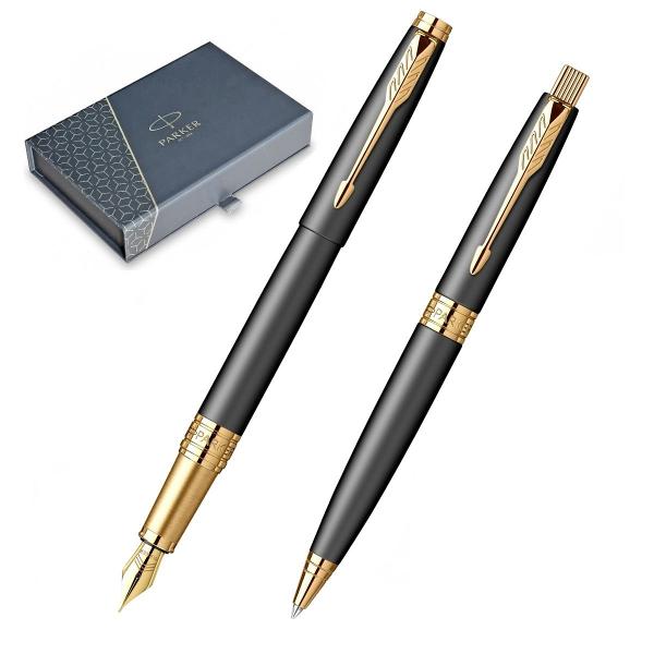 StilouFinisaj corp Negru mat – textura catifelata rezistenta la urmeAccente Elemente aurii GT – Gold Trim – clip inel si capatPenita Otel inoxidabil placat – pentru scriere lina si precisaSistem de inchidere Cu capac – fixare sigura prin apasare snap-capli data-end884 