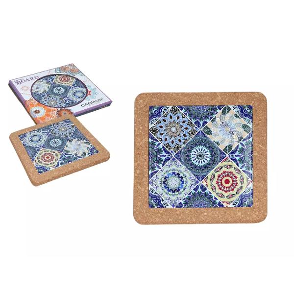 Un accesoriu practic &537;i elegant care adaug&259; un plus de stil în orice buc&259;t&259;rie Realizat din ceramic&259; decorativ&259; de calitate &537;i baz&259; din plut&259; natural&259; acest suport protejeaz&259; mesele &537;i blaturile de temperaturile ridicate în timp ce ofer&259; o not&259; de rafinamentp 