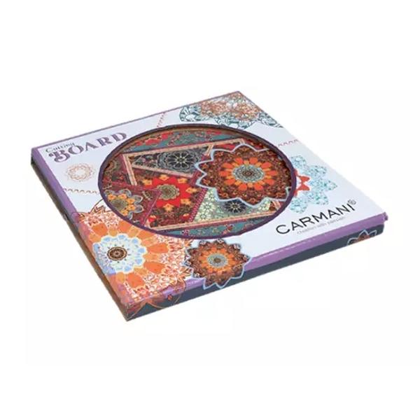 Un accesoriu practic &537;i elegant care adaug&259; un plus de stil în orice buc&259;t&259;rie Realizat din ceramic&259; decorativ&259; de calitate &537;i baz&259; din plut&259; natural&259; acest suport protejeaz&259; mesele &537;i blaturile de temperaturile ridicate în timp ce ofer&259; o not&259; de rafinamentp 