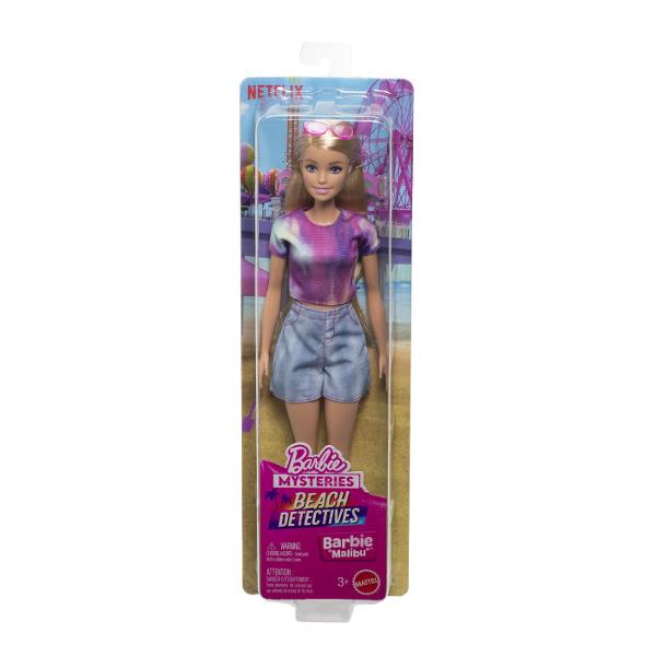 Poti crea tot felul de povesti de detectiv cu papusa Barbie &39Malibu&39 inspirata din seria Barbie Mysteries Beach Detectives Aceasta papusa de moda aduce personajul la viata purtand tricoul sau emblematic si pantaloni scurti din blug cu cusaturi roz Aspectul este completat cu bocanci sport inalti si ochelari de soare care seamana cu cei pe care ii poarta pe ecran Copiii si fanii de 3 ani si peste vor adora sa reproduca scene si sa isi imagineze propriile lor mistere Papusa nu 