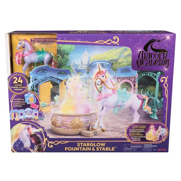Paseste intr-o lume plina de magie alaturi de Wildstar unicornul exclusiv din seria Unicorn Academy Acest set spectaculos include o fantana iluminata cu sunete magice si un grajd elegant unde unicornii se pot relaxa si pregatiti pentru noi aventuri Cu peste 24 de accesorii tematice si un decor impresionant de aproape 1 metru lungime setul ofera o experienta de joaca fascinanta si interactiva Copiii pot activa efecte de lumina si sunet pentru a recrea atmosfera fermecata din serialul 