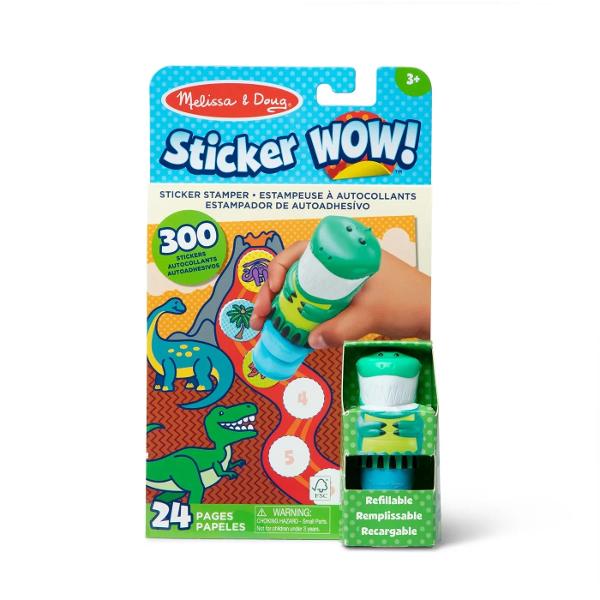 Acest set este o modalitate complet noua de a te juca cu autocolante Lasa-l pe adorabilul dinozaur sa se descurce cu pasii tai prin 24 de pagini de activitati distractive cu tematica fantastica de numarat potrivire si cautare Stampila reincarcabila pentru autocolante vine preincarcata cu un teanc de 300 de autocolante asortate - cu 100 de modele unice in fiecare teanc fiecare autocolant este o surpriza Varste 3 ani