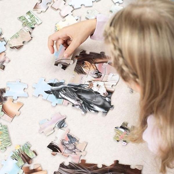 Fericirea cailor în 100 de piese Frumosul puzzle de la Miss Melody în culori delicate are o dimensiune finit&259; de 58 x 40 cm Recomandat de la 6 ani Într-o cutie practic&259; de carton cu mâner de transport