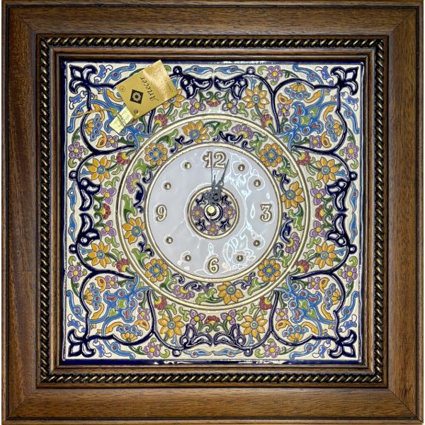 Ceas din ceramic&259; spaniol&259; cu ram&259; de lemn pictat &537;i aurit manual – 42x42 cmAdaug&259; un strop de rafinament în casa ta cu acest ceas unic realizat din ceramic&259; spaniol&259; de calitate Decorat manual &537;i aurit cu aten&539;ie este creat prin metoda tradi&539;ional&259; cuerda 