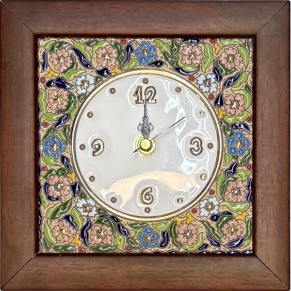 Ceas din ceramic&259; spaniol&259; cu ram&259; de lemn pictat &537;i aurit manual – 19x19 cmAdaug&259; un strop de rafinament în casa ta cu acest ceas unic realizat din ceramic&259; spaniol&259; de calitate Decorat manual &537;i aurit cu aten&539;ie este creat prin metoda tradi&539;ional&259; cuerda 