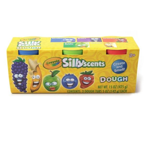 Crayola Silly Scents Dough iti aduce in dar o joaca parfumata si plina de culoare cu acest set de 3 borcanase mari de plastilina fiecare avand 142g Fiecare recipient este inspirat de un fruct amuzant – afina capsuna strugure banana mar sau zmeura – si ofera o aroma distractiva care stimuleaza simtul olfactiv Destinat copiilor de peste 2 ani acest set incurajeaza creativitatea joaca senzoriala si dezvoltarea abilitatilor motorii fine O combinatie perfecta intre joaca 