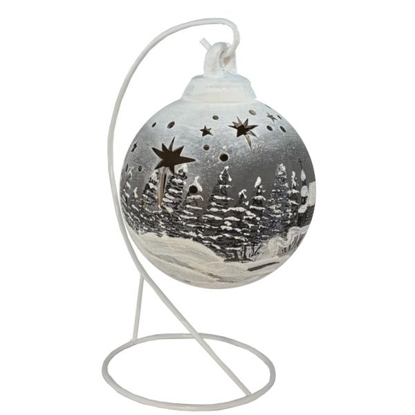 &10024; Ornament de Cr&259;ciun din ceramic&259; cu LED – glob pe suport metalic 15 cm &10024;Adaug&259; magie s&259;rb&259;torilor cu acest ornament de Cr&259;ciun realizat din ceramic&259; &537;i decorat manual ce surprinde un fermec&259;tor peisaj de iarn&259;&128313; strong data-start319 