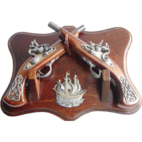 Aceast&259; panoplie elegant&259; este realizat&259; pe suport din lemn masiv 385 x 29 cm &537;i este ideal&259; pentru pasiona&539;ii de obiecte istorice &537;i maritime&128313; Design unic – aplica central&259; în form&259; de corabie cu pânze metalice ce confer&259; un aer autentic &537;i vintagebr data-start414 