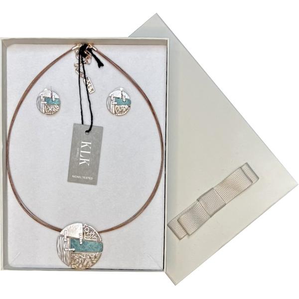 Redefine&537;te-&539;i stilul cu acest set modern &537;i feminin marca KLK compus din colier statement &537;i cercei elegan&539;i&128313; Colier elegant – lungime 45 cm realizat dintr-un colier fin &537;i un pandantiv cu motive abstracte în nuan&539;e de auriu gri si verde 