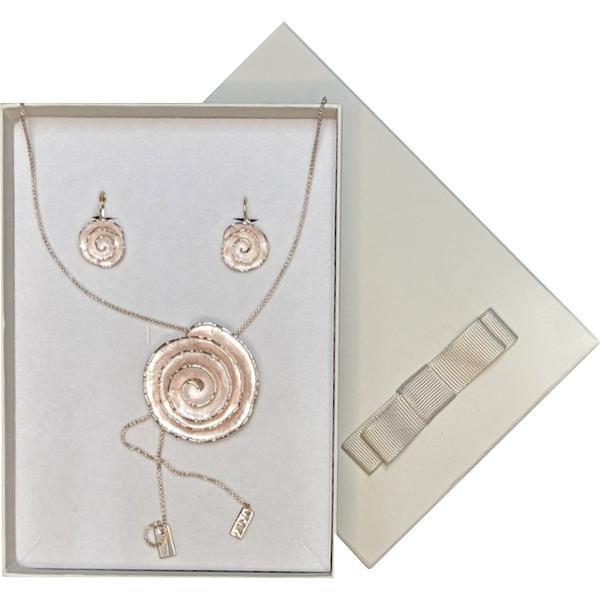 Completeaz&259;-&539;i &539;inutele cu un set de bijuterii modern &537;i elegant perfect pentru a ad&259;uga o not&259; de rafinament&128313; Colier statement – lan&539; fin cu pandantiv format din o spirala aurie pe un fundal roz pastel texturat ce atrag aten&539;ia prin designul lor stilizatbr data-start648 data-end651 