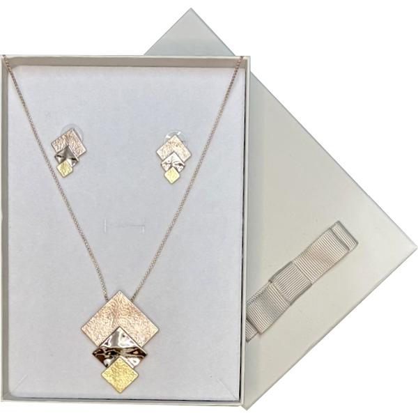 Un set de bijuterii modern &537;i feminin semnat KLK perfect pentru a ad&259;uga un plus de stil oric&259;rei &539;inute&128313; Colier statement – realizat din mai multe elemente geometrice în nuan&539;e de auriu argintiu &537;i rose gold combinate cu texturi lucioase &537;i mate 