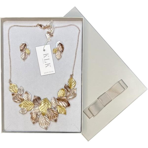 Redefine&537;te-&539;i stilul cu acest set modern &537;i feminin marca KLK compus din colier statement &537;i cercei elegan&539;i&128313; Colier elegant – lungime 42 cm realizat dintr-un lan&539; fin &537;i un pandantiv cu frunze in nuante metalice de bronz auriu si argintiu Texturile se 