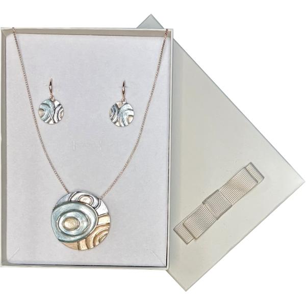 Redefine&537;te-&539;i stilul cu acest set modern &537;i feminin marca KLK compus din colier statement &537;i cercei elegan&539;i&128313; Colier elegant – lungime 85 cm realizat dintr-un lan&539; fin &537;i un pandantiv cu motive abstracte în nuan&539;e de auriu gri si verde 