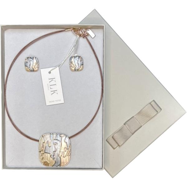 Redefine&537;te-&539;i stilul cu acest set modern &537;i feminin marca KLK compus din colier statement &537;i cercei elegan&539;i&128313; Colier elegant – lungime 42 cm realizat dintr-un lan&539; fin &537;i un pandantiv cu motive abstracte în nuan&539;e de auriu &537;i argintiu 