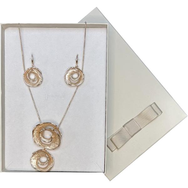 Completeaz&259;-&539;i &539;inutele cu un set de bijuterii modern &537;i elegant perfect pentru a ad&259;uga o not&259; de rafinament&128313; Colier statement – lan&539; fin cu pandantiv format din dou&259; cercuri texturate ce atrag aten&539;ia prin designul lor stilizat&128313; strong 