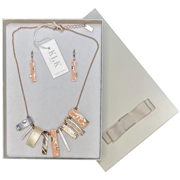 Un set de bijuterii modern &537;i feminin semnat KLK perfect pentru a ad&259;uga un plus de stil oric&259;rei &539;inute&128313; Colier statement – realizat din mai multe elemente geometrice în nuan&539;e de auriu argintiu &537;i rose gold combinate cu texturi lucioase &537;i mate 
