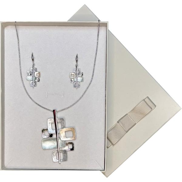 Adaug&259; un strop de originalitate &539;inutelor tale cu acest set de bijuterii moderne realizat din Zamac de calitate Designul s&259;u geometric cu forme abstracte &537;i finisaj argintiu este potrivit atât pentru &539;inute casual cât &537;i pentru apari&539;ii elegante&128313; Colier 