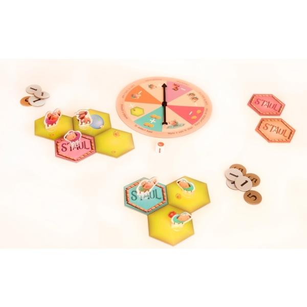 &Icirc;n acest inedit board game de dezvoltare a inteligen&539;ei financiare ai ocazia de a exersa &537;i aplica cuno&537;tin&539;ele dob&acirc;ndite la matematic&259; Trebuie s&259; g&259;se&537;ti o strategie potrivit&259; s&259; faci rapid calcule &537;i s&259;-&539;i gestionezi cu &icirc;n&539;elepciune banii &537;i resursele Dovede&537;te c&259; e&537;ti un investitor chibzuit &537;i devino magnat &icirc;n OaiaLand Cutia con&539;ine &bull; jetoane 