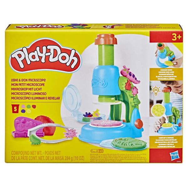 Curiozitatea si imaginatia stralucesc cu setul cu microscop electronic Play-Doh Microscopul electronic de jucarie adauga un efect luminos interesant creatiilor Play-Doh pe care copiii le pot realiza pe cele 4 lamele transparente Doar alege o lamela umple-o cu pasta si apasa lentila pentru a stampila creatia si a ramane uimit Modeleaza plante colorate insecte si microbi Play-Doh apoi analizeaza-ti creatiile in vasul Petri Suportul de joc inspirat de natura 2 cartonase cu instructiuni si 5 