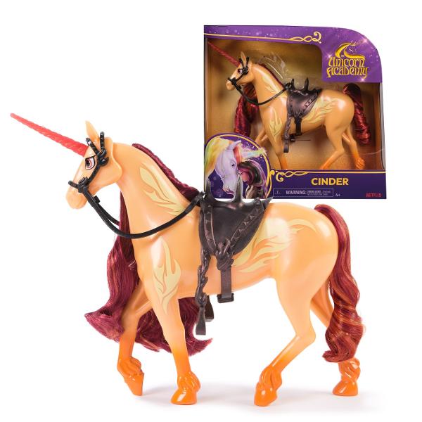 Completeaza-ti colectia de papusi din Academia Unicorn cu unicornul fashion Inspirata de serialul animat NETFLIX si de seria de cele mai bine vandute carti in care prietenia domneste aceasta jucarie unicorn de 28 cm o aduce la viata pe neinfricata papusa Cu detalii minunate unicornul are un corp perlat marcaje galbene Fire Magic pe partea laterala un corn maiestuos sclipitor coama si coada colorate si accesorii detasabile pentru papusi cu sa si frau pentru mai multa joaca Misca usor 