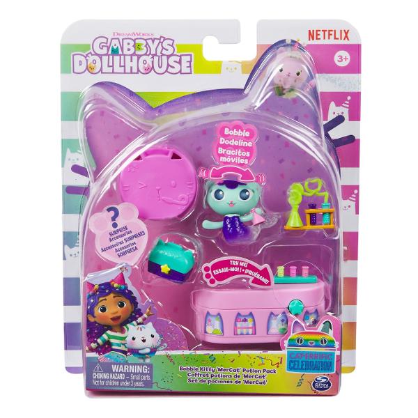 Faceti echipa cu Baby Box Cat pentru aventuri captivante in casuta de papusi Baby Box este imbracata in tinuta ei semnatura Gabby&rsquos Dollhouse si vine cu micul ei robot artizanal si distribuitorul ei de banda pentru pisicute Setul include de asemenea un raft de artizanat cu o activare ascunsa astfel incat sa puteti apasa sticla pentru a face sa apara alte borcane pe raft Apoi asa cum face Gabby in fiecare episod despacheteaza o casa de papusi pentru a descoperi o jucarie surpriza 