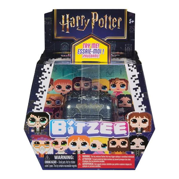 Dezvaluie magia lumii vrajitorilor cu Bitzee Harry Potter Personajele Bitzee Harry Potter reactioneaza la atingere miscare glisari si inclinari cu sunete si reactii fermecatoare la fiecare interactiune In interiorul capsulei stilizate negre si aurii de la Hogwarts colectioneaza 20 dintre vrajitorii vrajitoarele si creaturile tale preferate din Harry Potter inclusiv Harry 20 de personaje intr-o singura cutie Cu cat joci mai mult cu atat vei debloca mai multe Fiecare personaj ajunge 