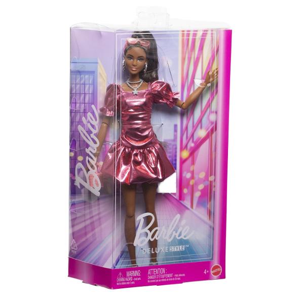 Aceste papusi Barbie Deluxe Style duc &bdquoglamourul&rdquo intr-o stratosfera complet noua cu tinute orbitoare si accesorii de nivel superior inspirate de o estetica metalica Aceasta papusa Barbie straluceste in roz din cap pana in picioare Rochia ei de un metalic stralucitor este echilibrat de maneci usoare din organza care par sa &bdquopluteasca&rdquo de pe umerii ei Coafura pe jumatate ridicata ii pune in valoare cerceii rotunzi grosi si colierul cu stea Papusa Barbie se 