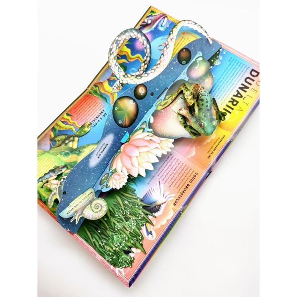 Descoper&259; uimitoarele broa&537;te &537;i alte vie&539;uitoare ale zonelor umede în aceast&259; carte pop-up de luxDe la fugacii care patineaz&259; pe suprafa&539;a apei la ornitorinci &537;i de la broasca de mla&537;tin&259; la crocodili FORMIDABILA CARTE CU BROA&536;TE prezint&259; pe îndelete extraordinara faun&259; din zonele umede unele dintre cele mai bogate habitate de pe planeta noastr&259;Scris&259; de 