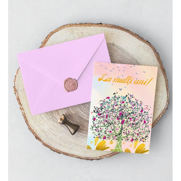 ”Felicit&259;rile cu Poezie s-au n&259;scut din dorin&539;a de a transmite emo&539;ii într-un mod personal &537;i tangibil Nu oferim doar o felicitare ci o mic&259; amintire ce p&259;streaz&259; frumuse&539;ea unui moment specialFiecare detaliu este ales cu grij&259; grafica rafinat&259; hârtia texturat&259; cu reflexii perlate plicul embosat cu modele elegante in relief &537;i sigiliul de cear&259; turnat &537;i pictat manual 