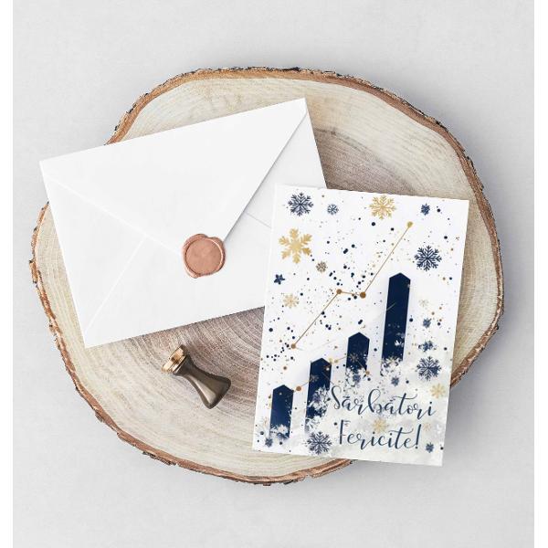 ”Felicit&259;rile cu Poezie s-au n&259;scut din dorin&539;a de a transmite emo&539;ii într-un mod personal &537;i tangibil Nu oferim doar o felicitare ci o mic&259; amintire ce p&259;streaz&259; frumuse&539;ea unui moment specialFiecare detaliu este ales cu grij&259; grafica rafinat&259; hârtia texturat&259; cu reflexii perlate plicul embosat cu modele elegante in relief &537;i sigiliul de cear&259; turnat &537;i pictat manual 