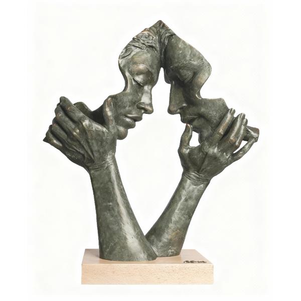 Elegan&539;&259; expresivitate &537;i rafinament definesc statueta „Atrac&539;ie” o crea&539;ie artistic&259; de excep&539;ie semnat&259; de brandul spaniol Anglada Aceast&259; lucrare surprinde cu sensibilitate magnetismul &537;i conexiunea dintre dou&259; suflete redând într-o form&259; sculptural&259; 