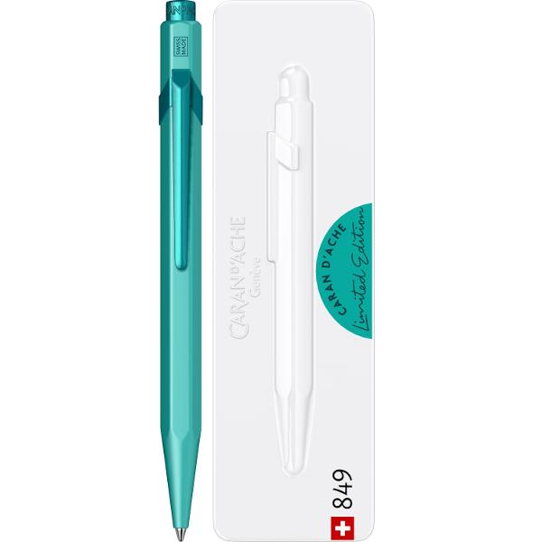 Gama 849 CLAIM YOUR STYLE Caran d’Ache contine 6 modele cu finisaj colorat combinatii originale si ultramoderne cu energie pozitiva si identitate puternica oferindu-va astfel posibilitatea de a va revendica stilulCombinatia de culori pentru aceasta noua editie este mai indrazneata si mai dedicata ca niciodataAceasta colectie in editie limitata lanseaza cleme si butoane colorate care demonstreaza inca o data modul in care inovatia poate depasi orice provocare 