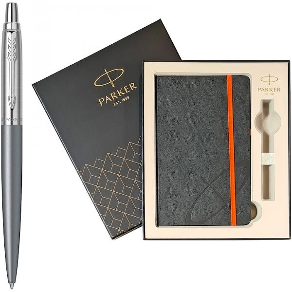 Detalii PixAccesorii din otel inoxidabil placate cu crom Clip din otel inoxidabil placat cu crom;Mecanism click prin apasare;Corp superior din otel inoxidabil sablat cizelat cu model brushed placat cu crom;Corp inferior din otel inoxidabil polisat lacuit cu multiple straturi de lac gri mat;Mina pix Parker Cutie de carton cu agenda coperta din piele ecologica embosat cu sigla 