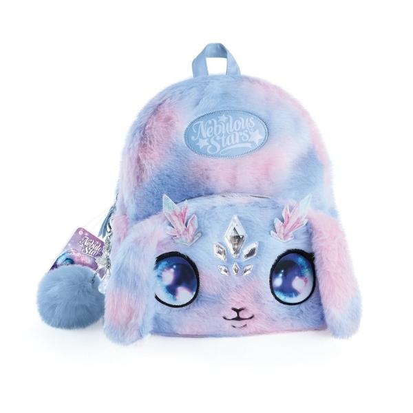 Rucsacul pufos Nebulous Stars – personaj Agatha este accesoriul perfect pentru fetite care iubesc culorile pastel si personajele magice Realizat din material moale plusat cu nuante de albastru si roz acest ghiozdan atrage atentia prin fata sa simpatica decorata cu ochi mari stralucitori urechiuse pufoase si cristale aplicateDimensiuni compacte si practiceCu o marime de 22 x 26 x 13 cm rucsacul este usor si ideal pentru gradinita plimbari excursii sau activitati 