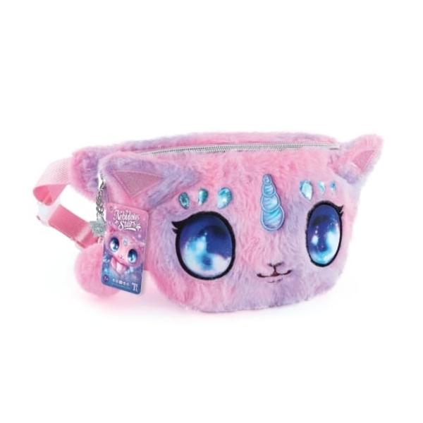 Borseta pufoas&259; Nebulous Stars – personaj Stella transform&259; fiecare ie&537;ire într-o aventur&259; plin&259; de culoare Realizat&259; din material plu&537;at roz &537;i mov lila geanta surprinde prin designul unic de pisicu&539;&259;-unicorn cu urechiu&537;e dr&259;g&259;la&537;e ochi mari str&259;lucitori &537;i detalii cu pietricele decorative&127890; Dimensiuni practice pentru copiiAvând 30 x 16 x 2 cm borseta este 