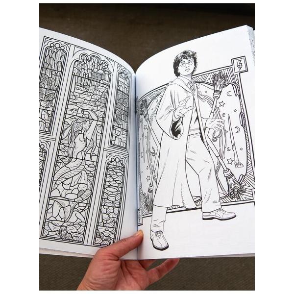 Coloreaz&259; universul Harry PotterExplora&539;i faimoasele locuri &537;i personaje din filmele Harry Potter prin magia culorilor De la Hogwarts &537;i Hogsmeade prin Aleea Tor aceast&259; carte de colorat v&259; poart&259; într-un tur in-teractiv al celor mai cunoscute locuri din lumea vr&259;jitorilor Ve&539;i descoperi desenate minu&539;ios cele mai îndr&259;gite personaje din filme dar &537;i cadre spectaculoase cum sunt splendidele holuri din Banca 